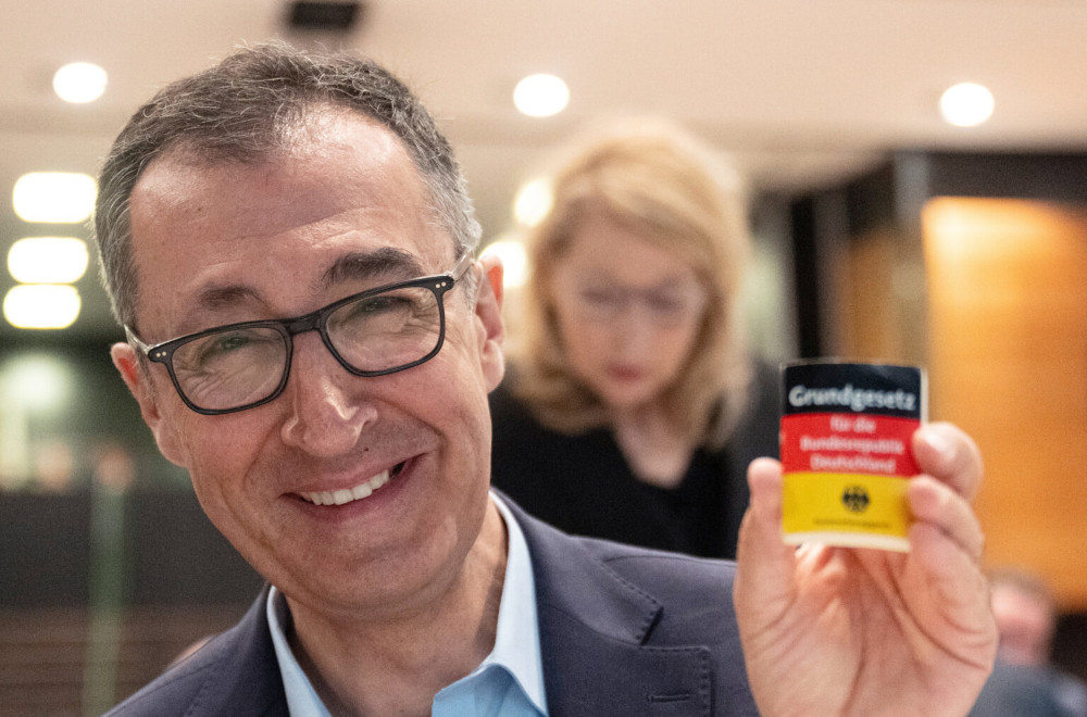 Cem Özdemir mit dem Grundgesetz