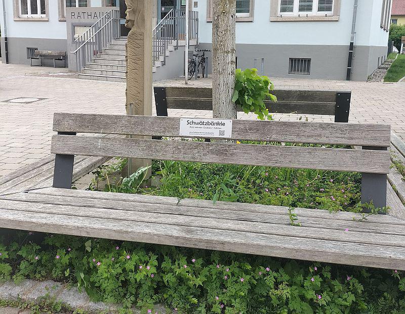 Schwätzbänkle vor dem Rathaus FR-Kappel